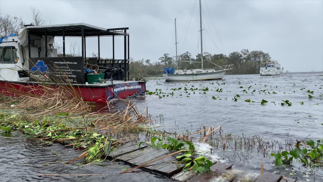 las secuelas de la tormenta de huracanes inundan los malecones mientras dañan el barco de buceo