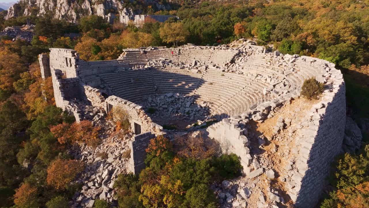 Rovine di Termessos con teatro antico incorniciate da paesaggi autunnali