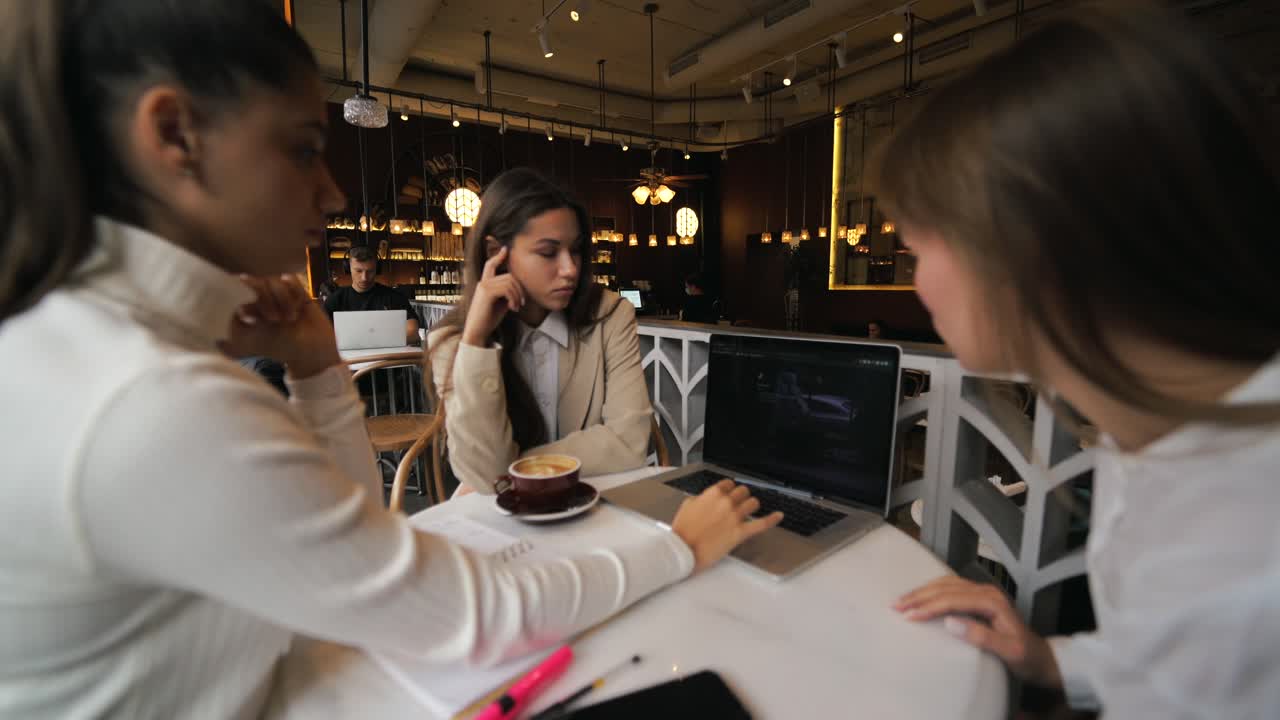 카페에서 회의를 열고 있는 여성들