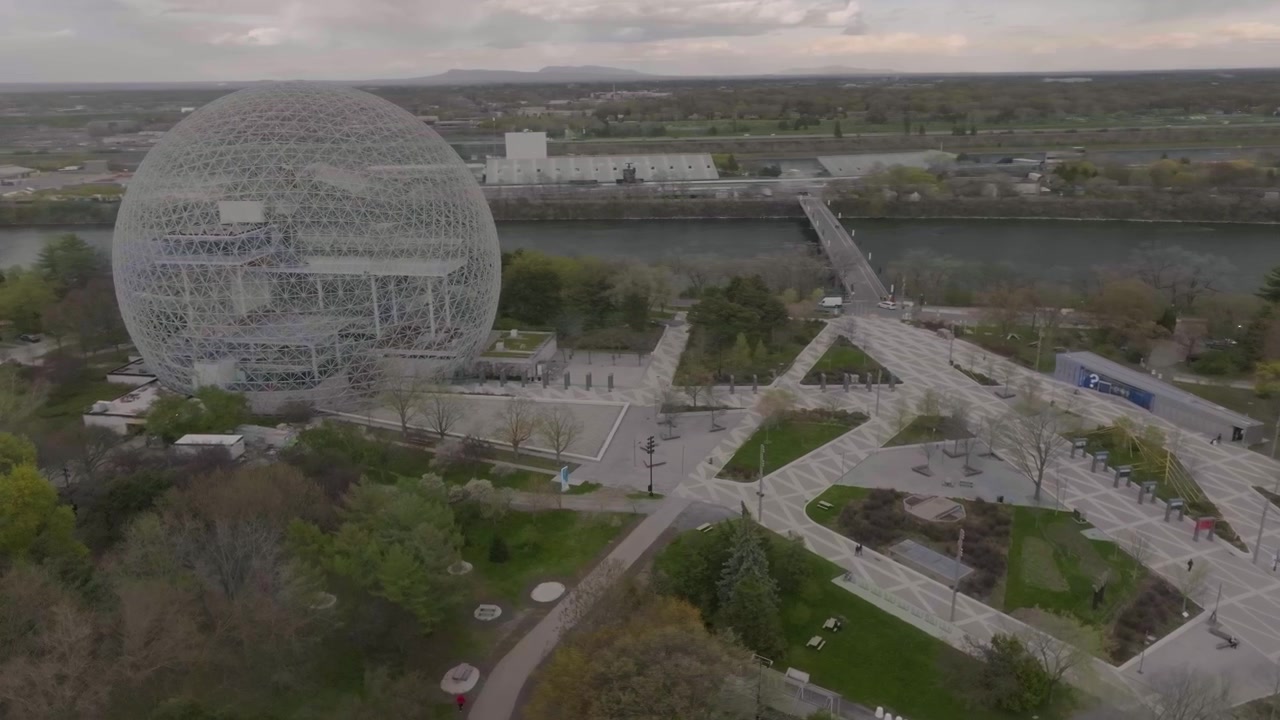 Drone, der viser en 360-graders udsigt over Montreal Biosfære og Formel 1-banen Gilles Villeneuve inde i Parc Jean-Drapeau, metroen og parkens installationer.