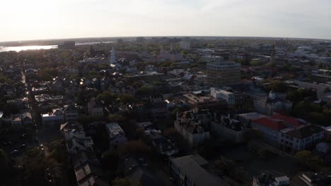 Toma-Panorámica-Aérea-Del-Histórico-Barrio-Francés-Durante-La-Puesta-De-Sol-En-Charleston,-Carolina-Del-Sur