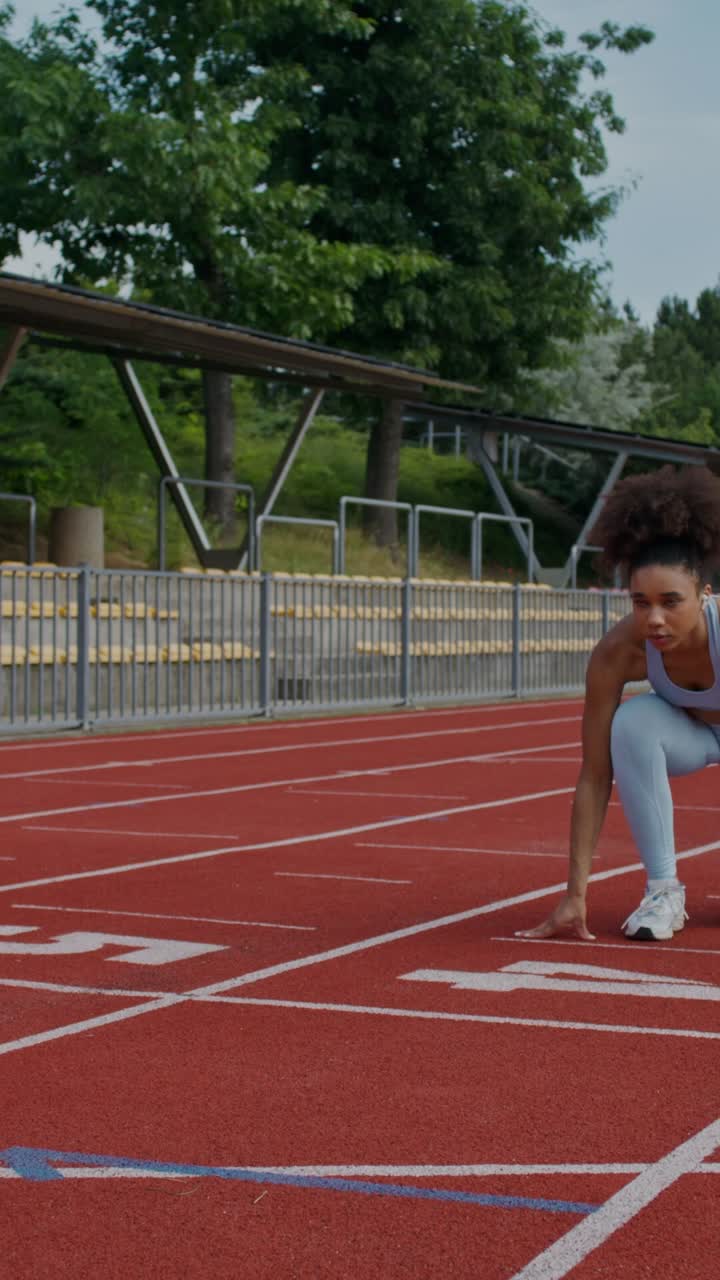 mujer preparándose para correr en una pista