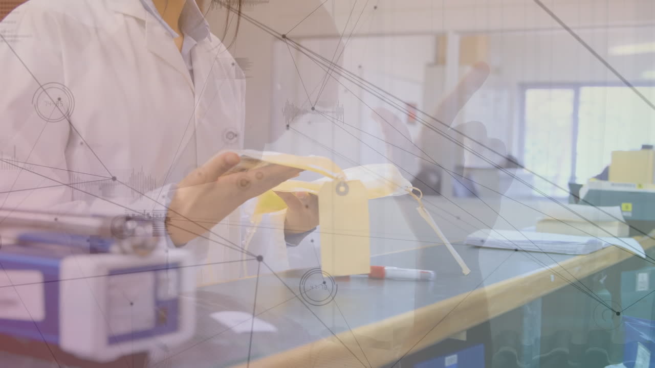 animación de la red de conexiones con procesamiento de datos sobre científica biracial en el laboratorio