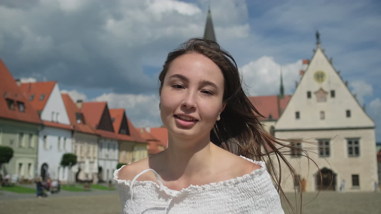 유럽 마을의 젊은 여성