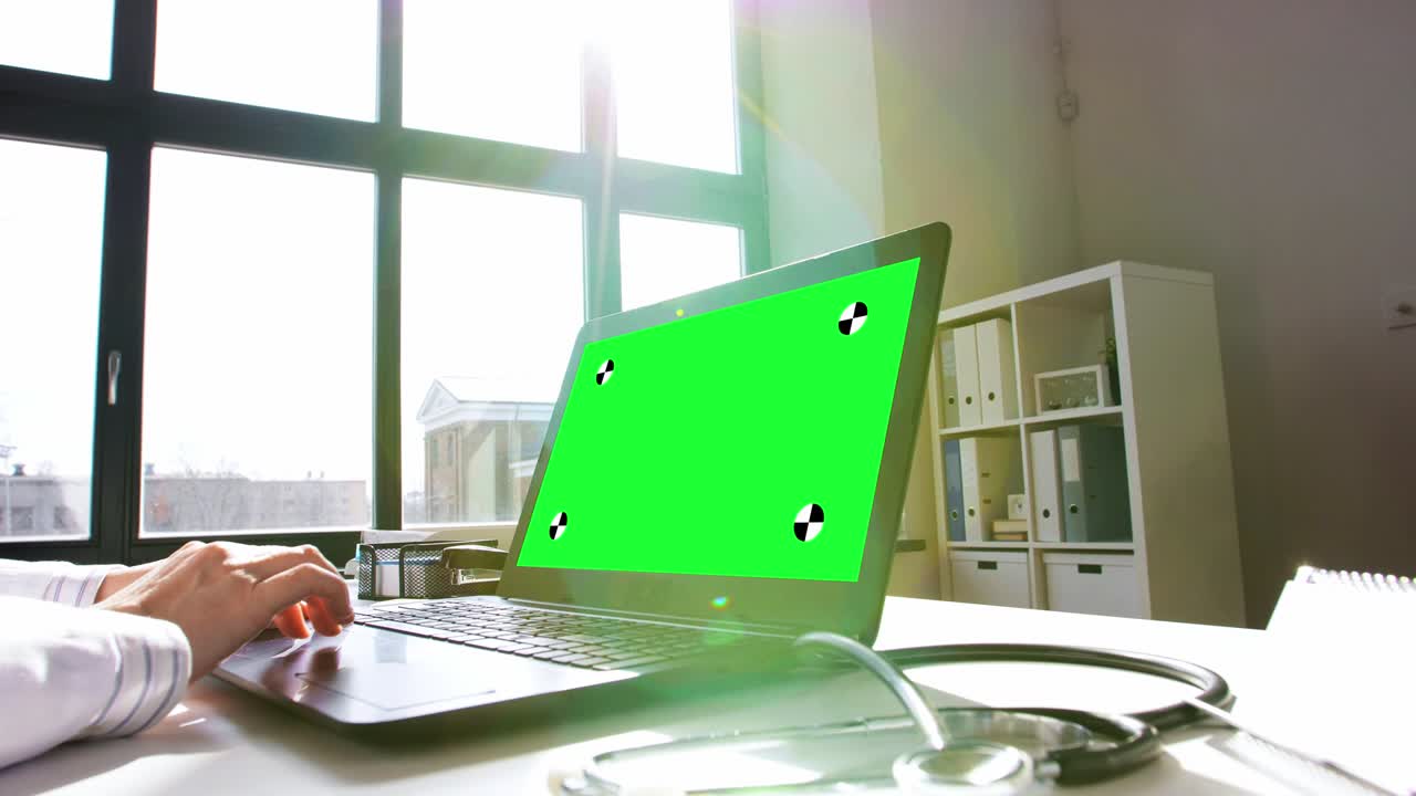 Doctora con computadora portátil en el hospital