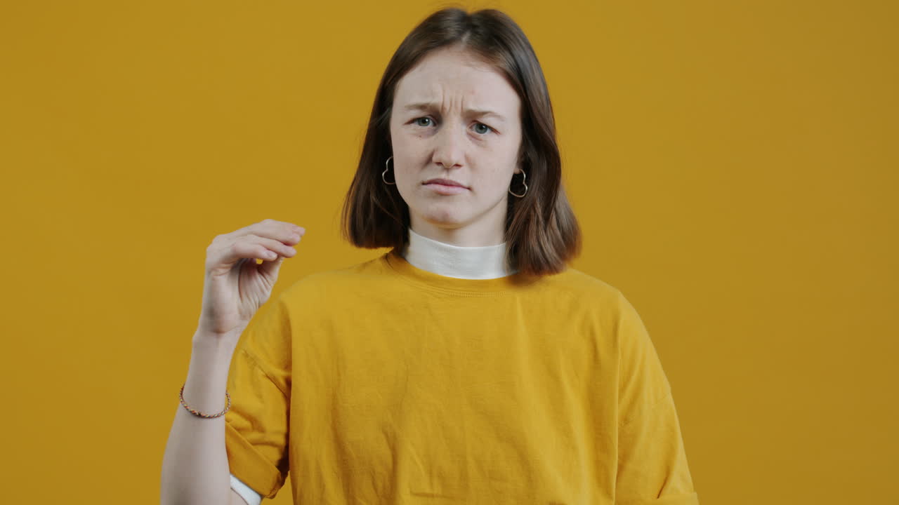 una mujer con una expresión dudosa.