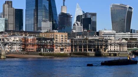 Barcos-Que-Pasan-Rápidamente-Por-Debajo-Del-Puente-Del-Milenio-Hacia-La-Ciudad-De-Londres,-Reino-Unido