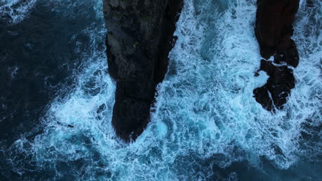 Peligrosas-Olas-Rompiendo-Contra-Las-Formaciones-Rocosas-En-Ponta-De-Sao-Lourenco-Temprano-En-La-Mañana-En-Madeira,-Portugal