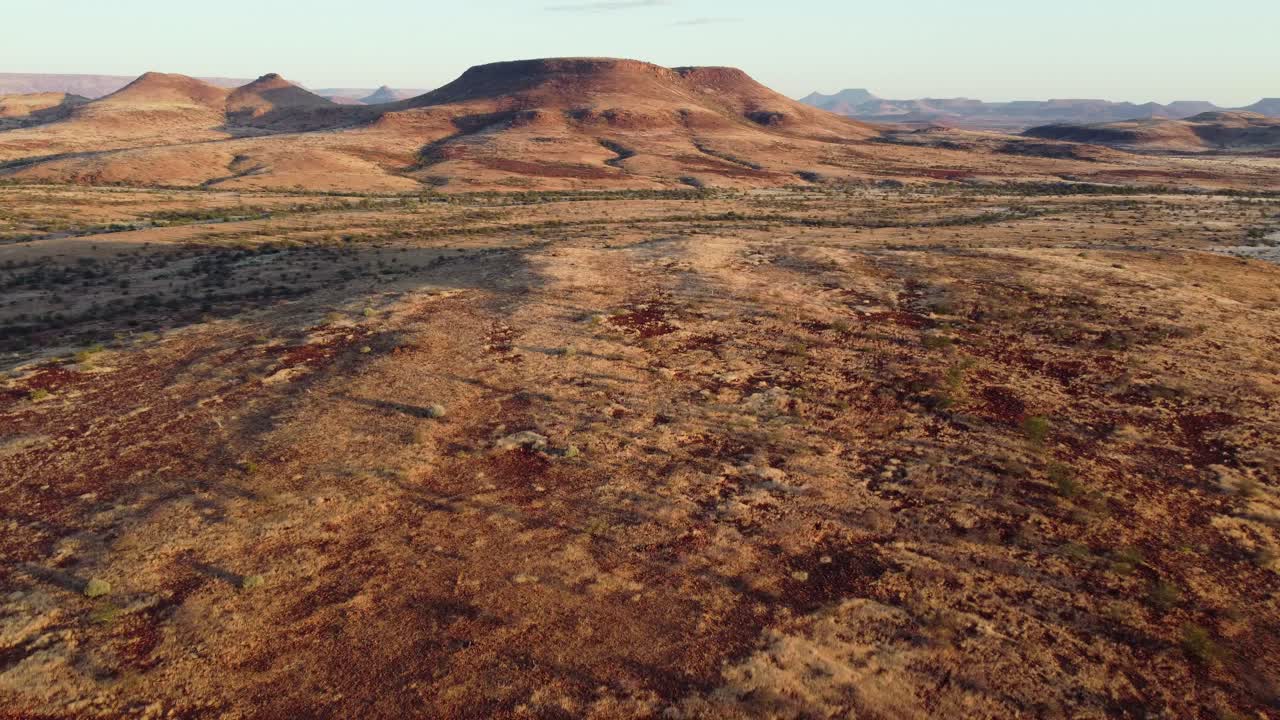 escénico paisaje aéreo del árido desierto de damaraland del norte de namibia-3