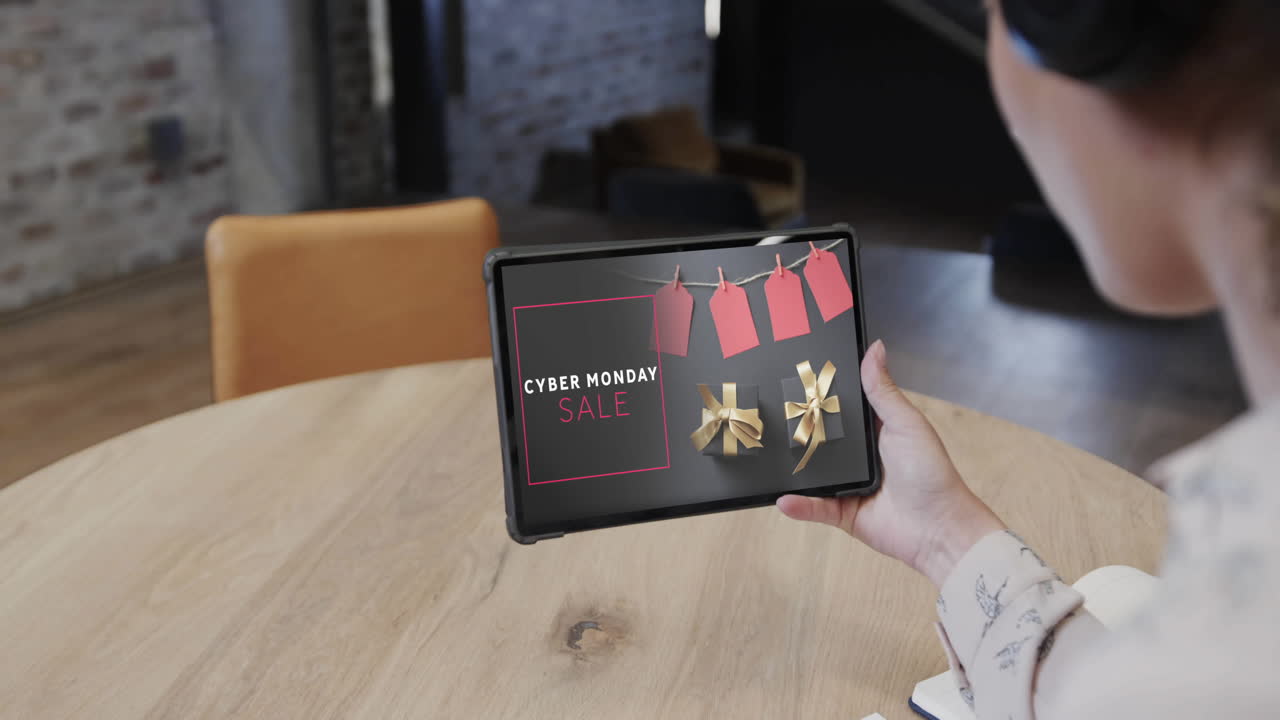 카페에서 온라인 쇼핑을 위해 태블릿을 사용하는 두 인종의 여성, 느린 동작