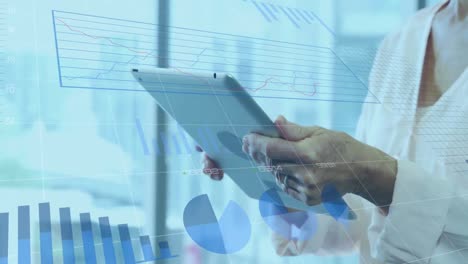 animación del procesamiento de datos financieros sobre una mujer de negocios en la oficina