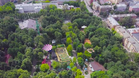 vista aérea de un parque de la ciudad con atracciones