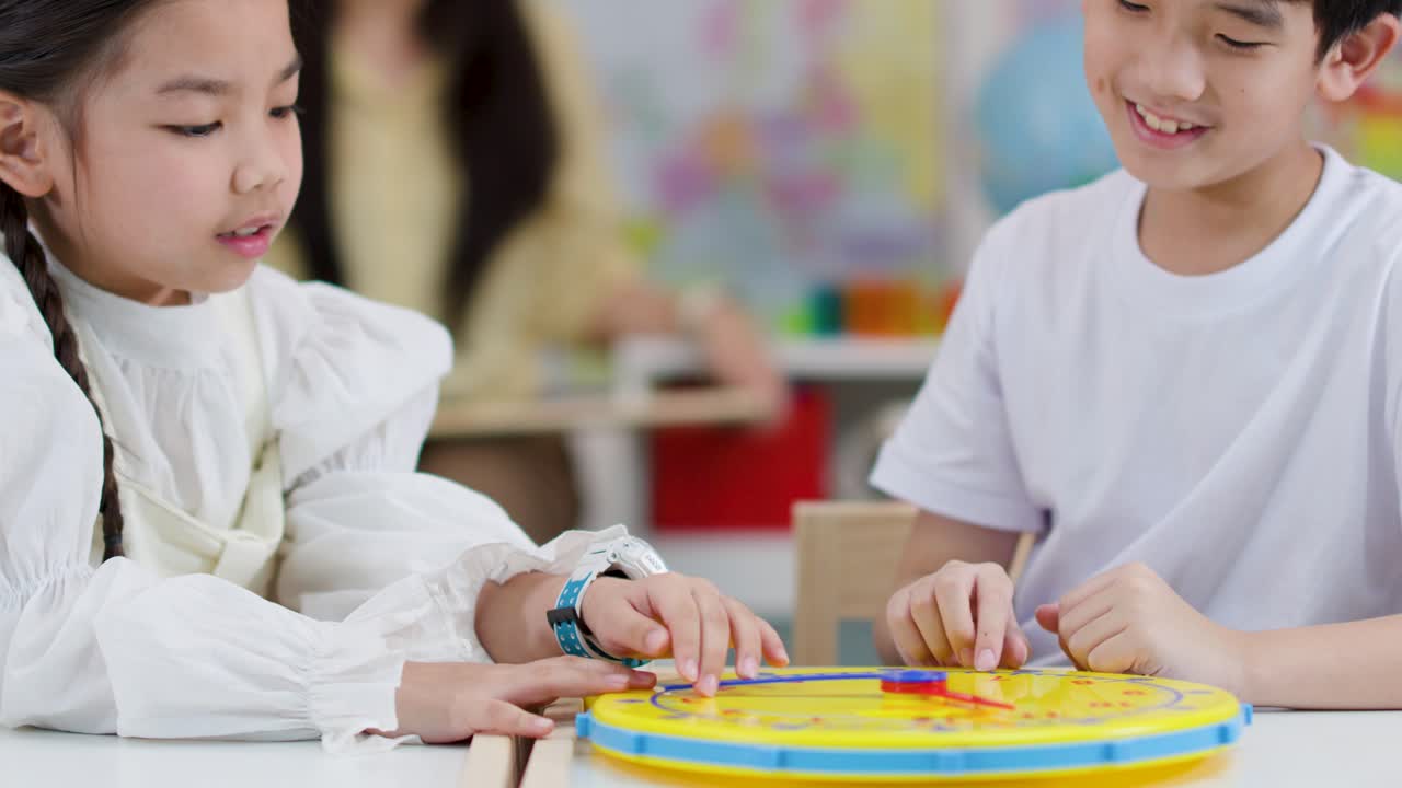 Dua siswa muda berinteraksi dengan jam mainan, belajar konsep waktu di kelas yang cerah