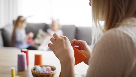 Video-Von-Mutter-Näht-Und-Die-Kinder-Zeichnen-Höflich