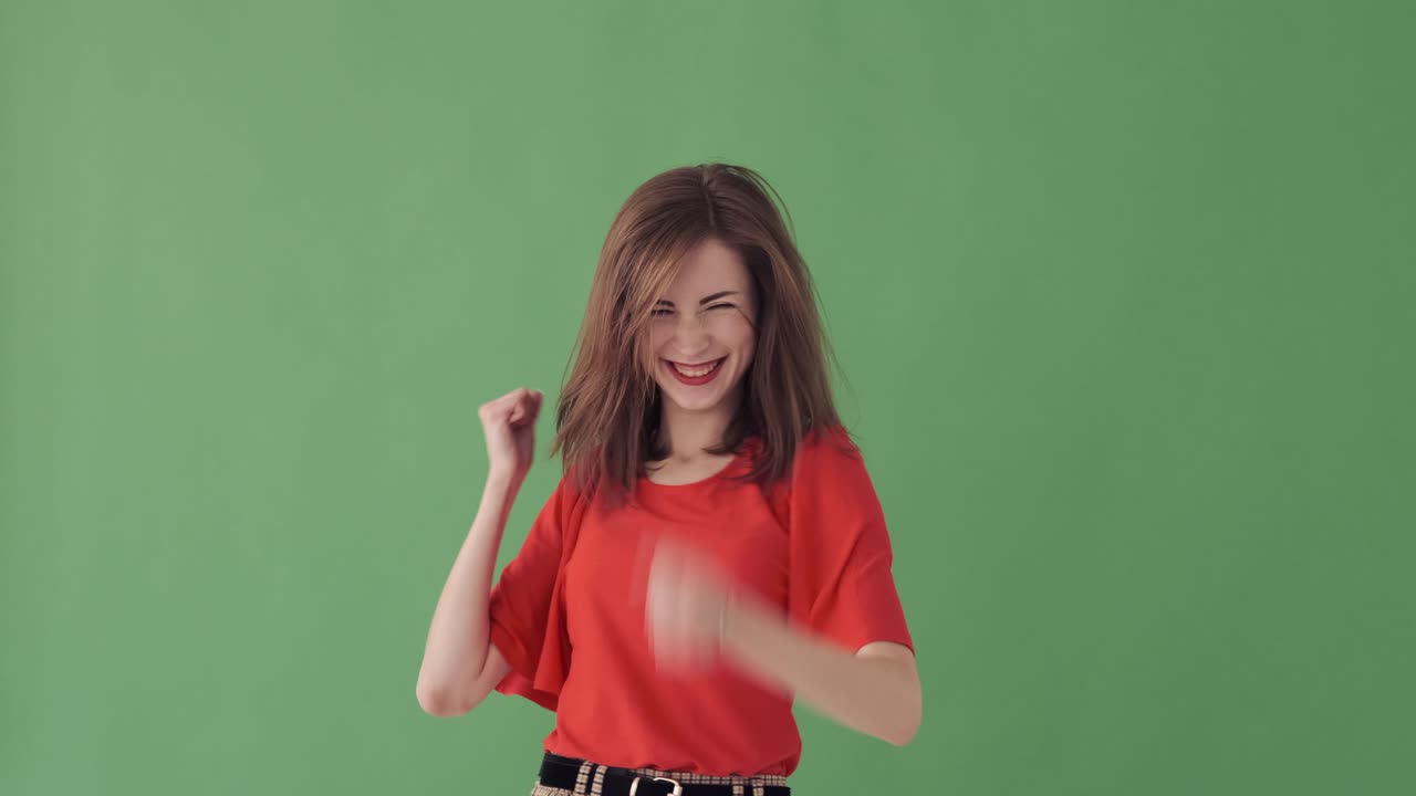 mujer loca dando pulgares con ambas manos