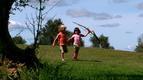 Dos-Niños-Corriendo-Con-Cometa