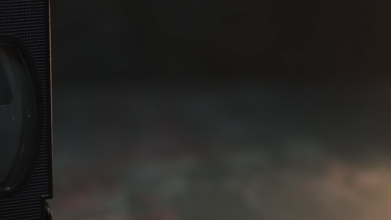 dolly a la izquierda de un primer plano de una vieja cassette de películas retro vhs