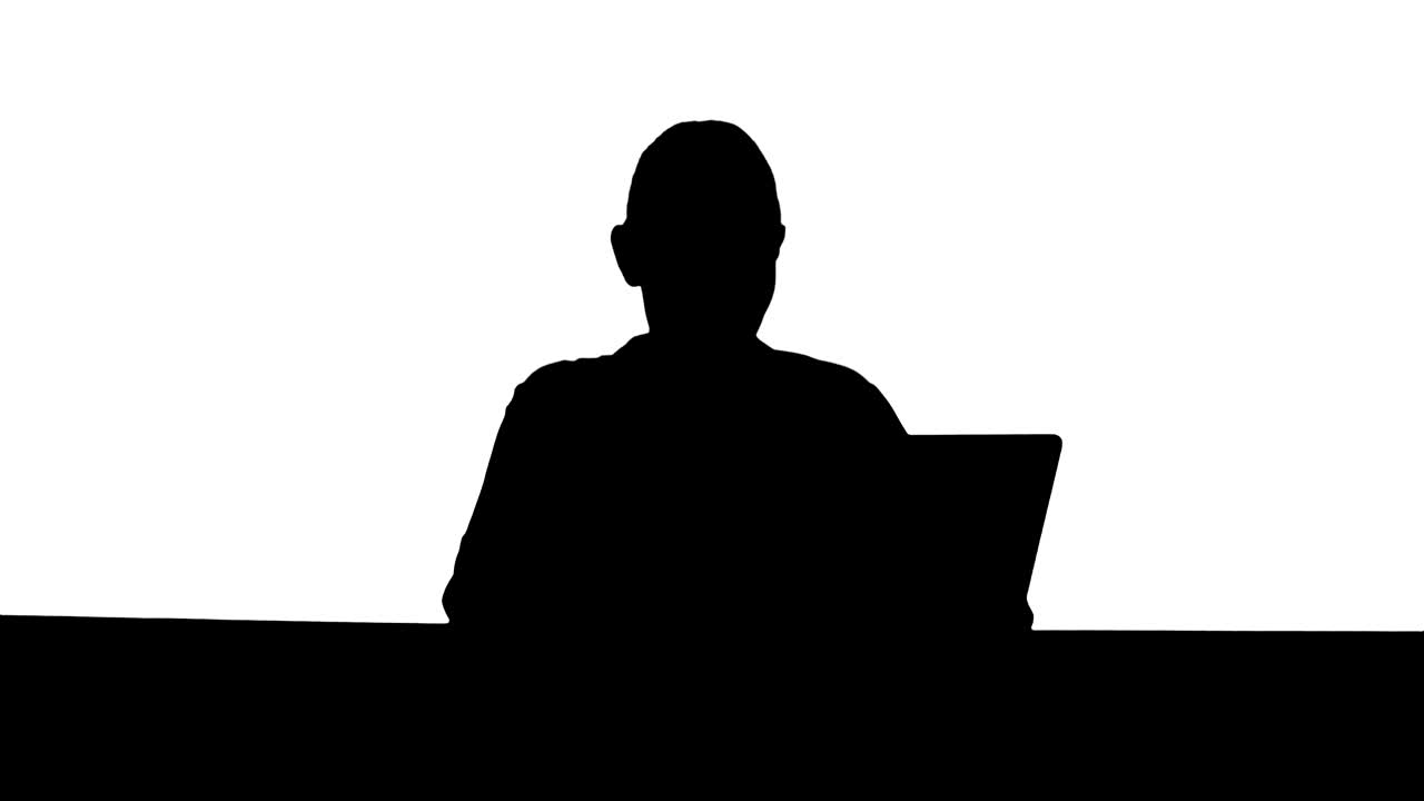 silueta joven secretaria cansada en el lugar de trabajo, bostezando