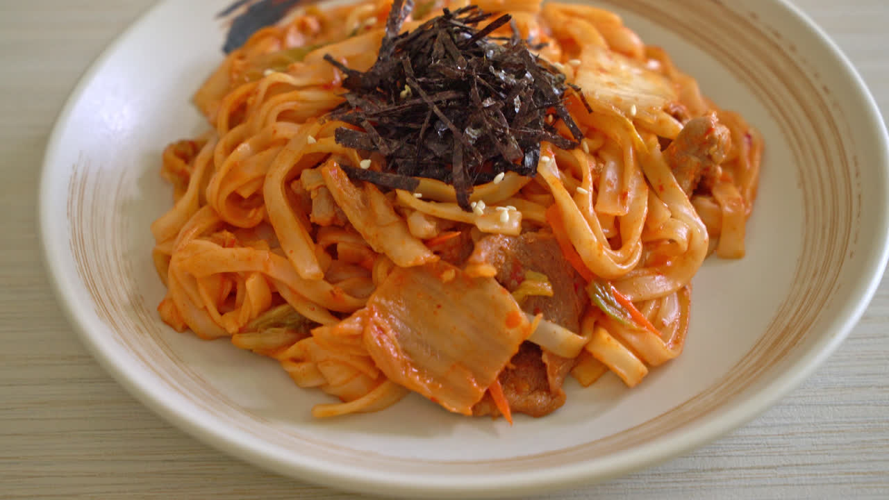 fideos udon salteados con kimchi y cerdo - estilo de comida coreana