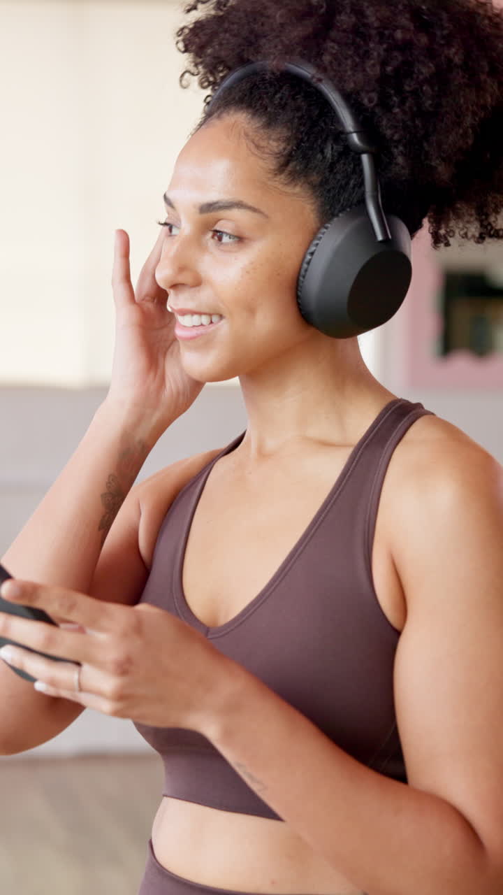 Donna con le cuffie che ascolta musica sul suo smartphone