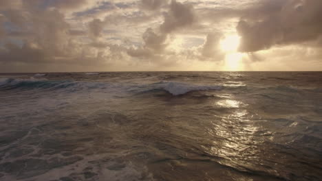 Paisaje-Acuático-Del-Océano-Al-Atardecer-Vista-Aérea