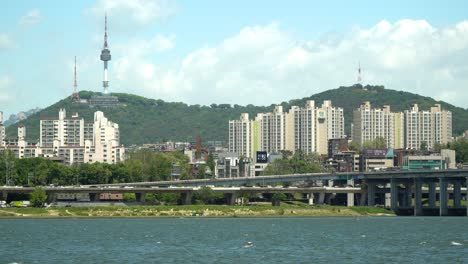 Paisaje-De-Seúl---Torre-Namsan-En-La-Cima-De-La-Montaña-Y-El-Río-Han,-Corea-Del-Sur