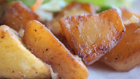 patata joven hervida con verduras en el plato