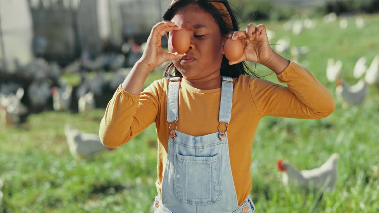 달,  농장에서 소녀와 아이의 미소