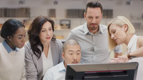 ingeniera de software afroamericana que lidera un equipo de negocios creativos que se reúne en una oficina moderna de inicio líder de equipo femenino que apunta a la pantalla discutiendo el concepto de diversidad trabajo en equipo de grupo de personas en una oficina moderna de inicio líder de equipo femenino que apunta a la pantalla discutiendo trabajo en equipo de grupo de personas diversas