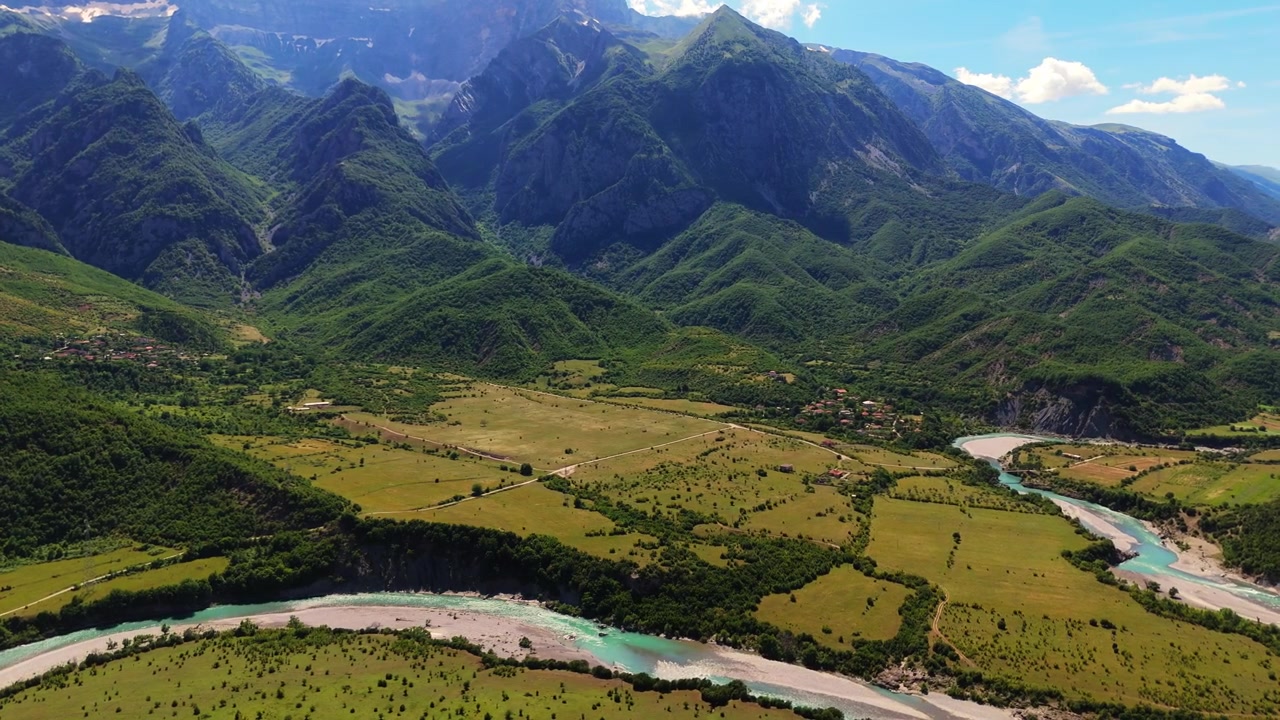 Drone bay vòng trên không quanh Thung lũng sông Vjosa tuyệt đẹp và những ngọn núi trong phong cảnh Permet, Albania