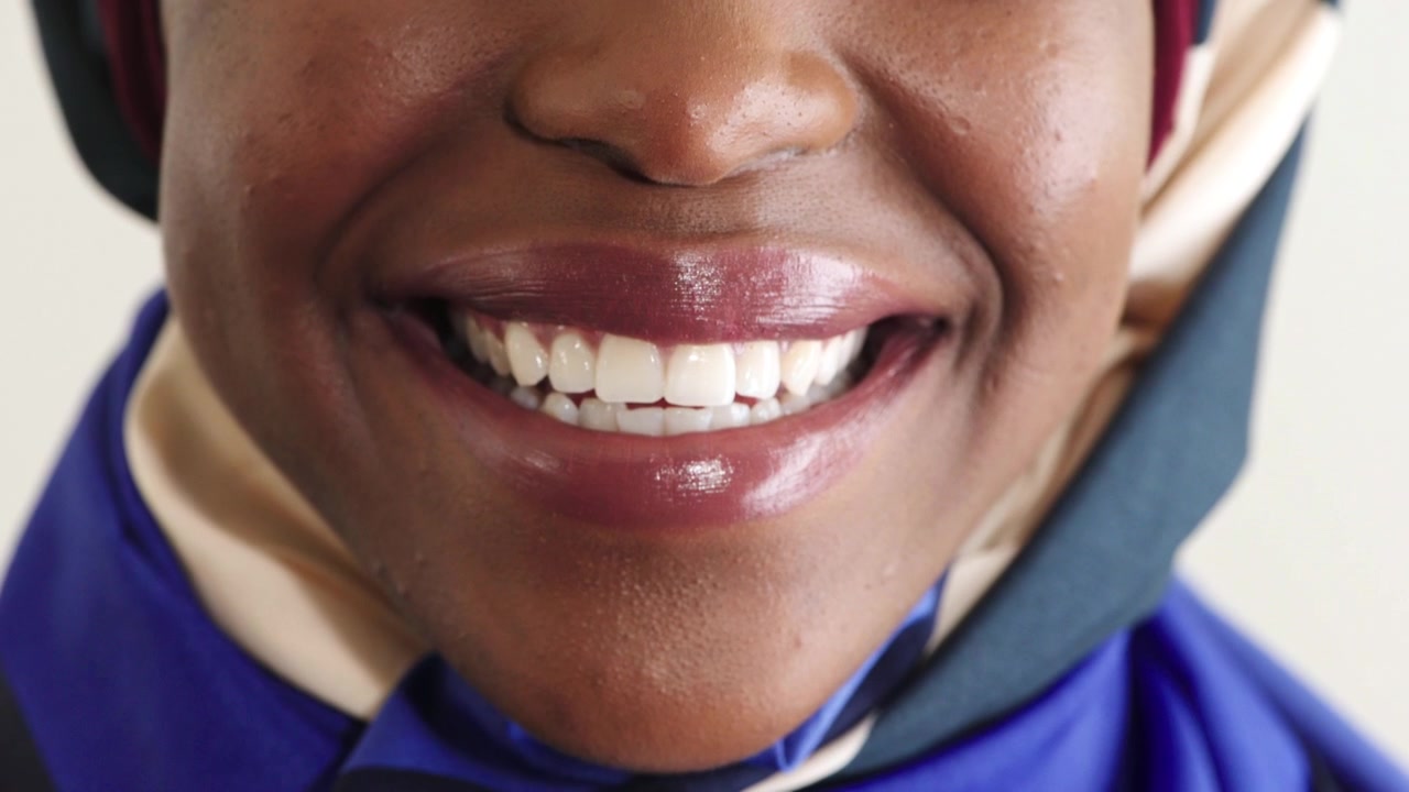 Primo piano di una donna sorridente che indossa un hijab