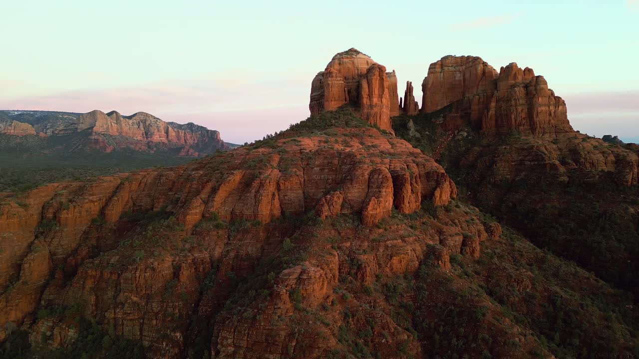 세도나에서 일몰에 성당 바위의 하향 왼쪽 조감도