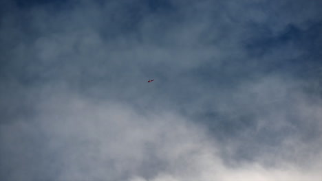 nubes en movimiento con un fondo de cielo azul en suiza, timelapse