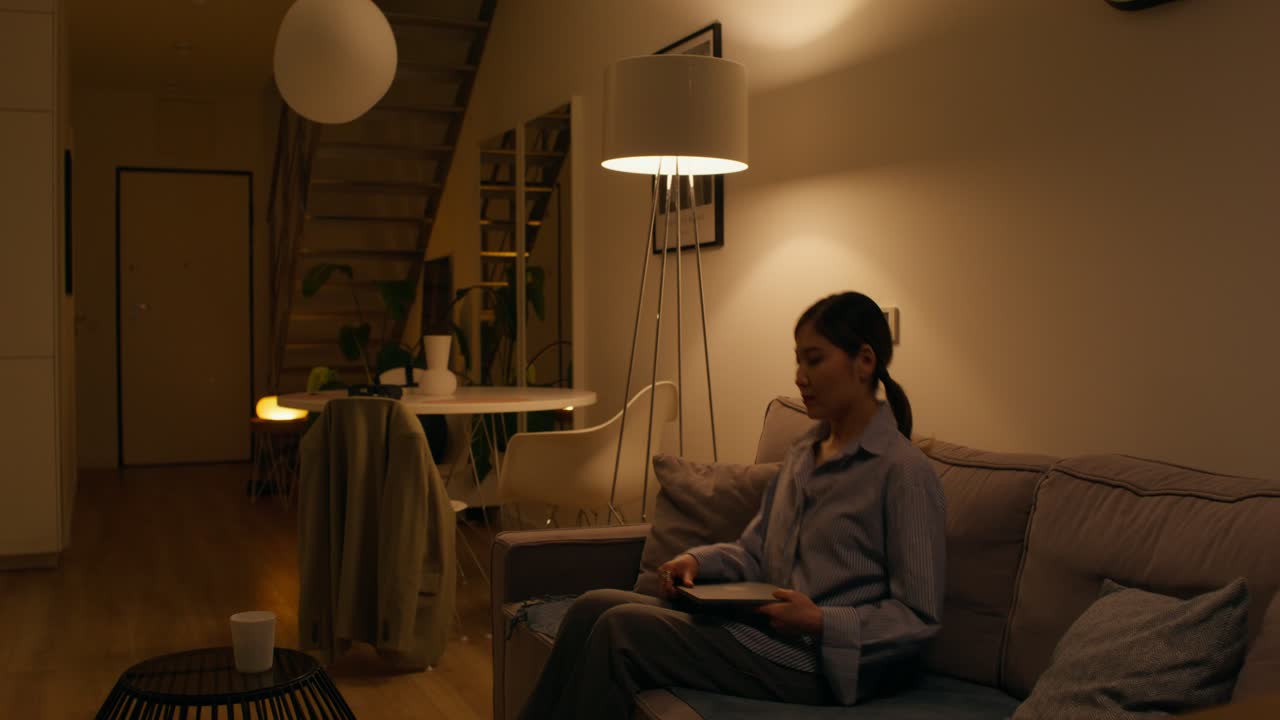 저녁에 집에서 노트북으로 일하는 여자