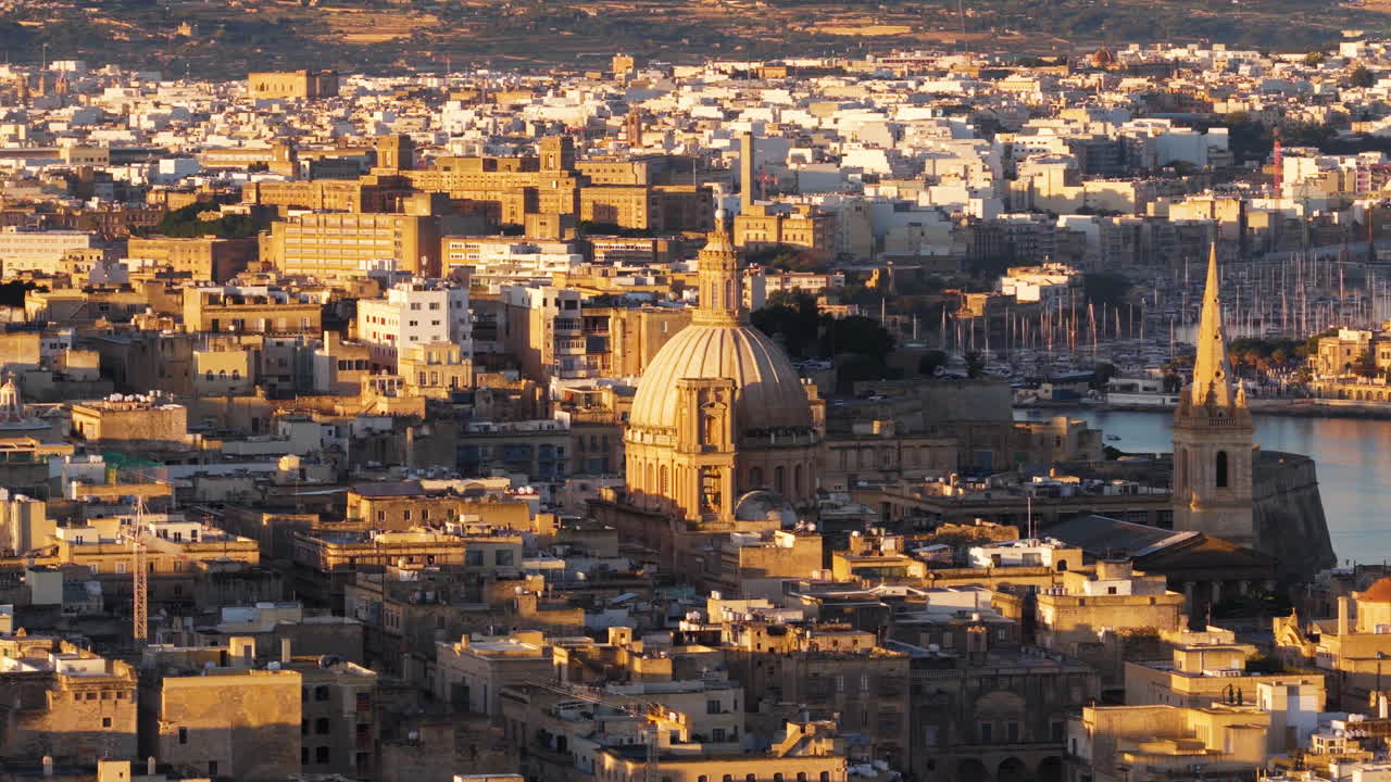 Architettura imponente della Basilica di Nostra Signora del Monte Carmelo all'alba a La Valletta, Malta. Ripresa aerea con rotazione