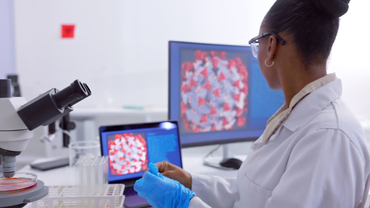 médico, microscopio y análisis con negro