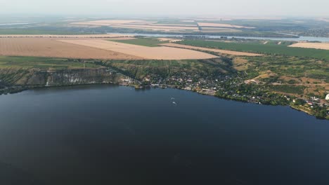 viaje con aviones no tripulados: toma estática de la serenidad del río nistru cerca del paisaje montañoso de la aldea de molovata, moldavia