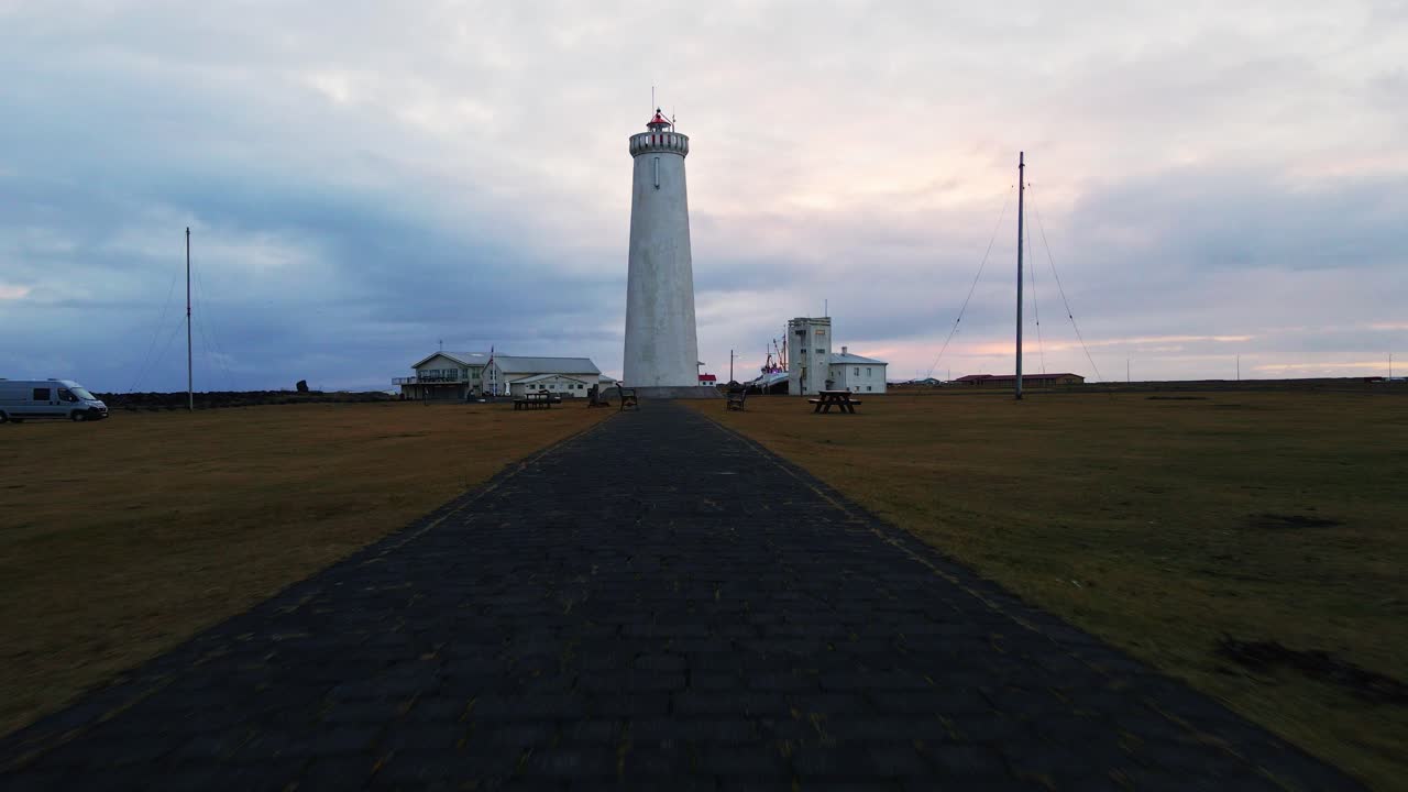 해가 뜨는 동안 높은 등대 의 낮은 각도  ⁇ 리