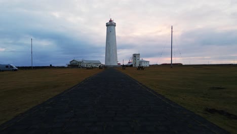 Dolly-De-ángulo-Bajo-En-Un-Faro-Alto-Al-Amanecer.