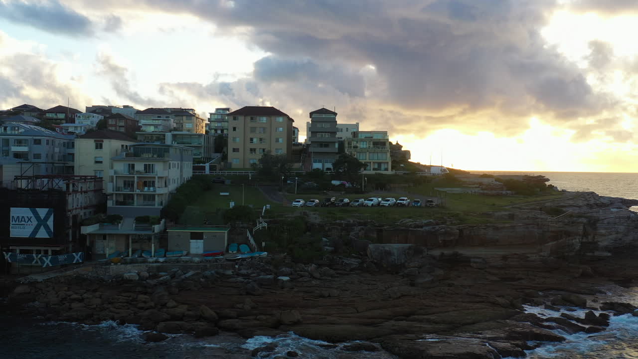 호주 시드니에서 일출 동안 북쪽 본디 벤 버클러 주변을 빠르게 추적하는 드론