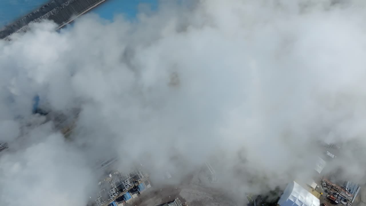 인공 우물 과 떠다니는 연기가 있는 지열 발전소 의 공중 사진