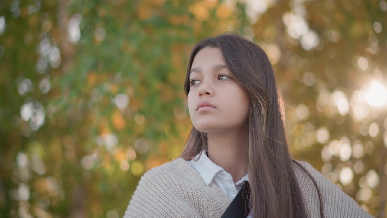Mujer Joven Pensativa de Pie al Aire Libre en Otoño