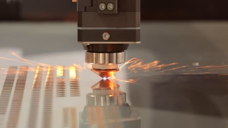 CNC-Laserschneiden-Von-Metall,-Moderne-Industrietechnologie.