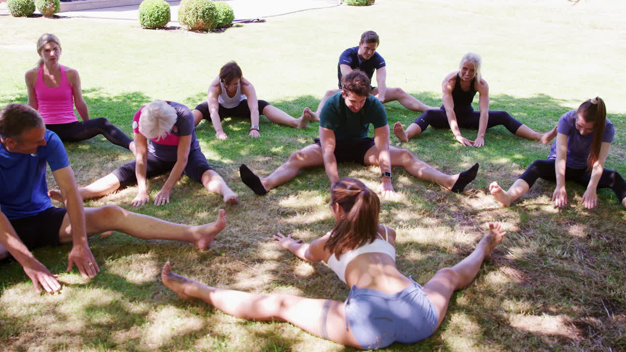 야외 요가 수업을 지도하는 여성 강사