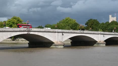 tráfico circulando por el puente putney hacia todos los santos en fulham, londres, reino unido