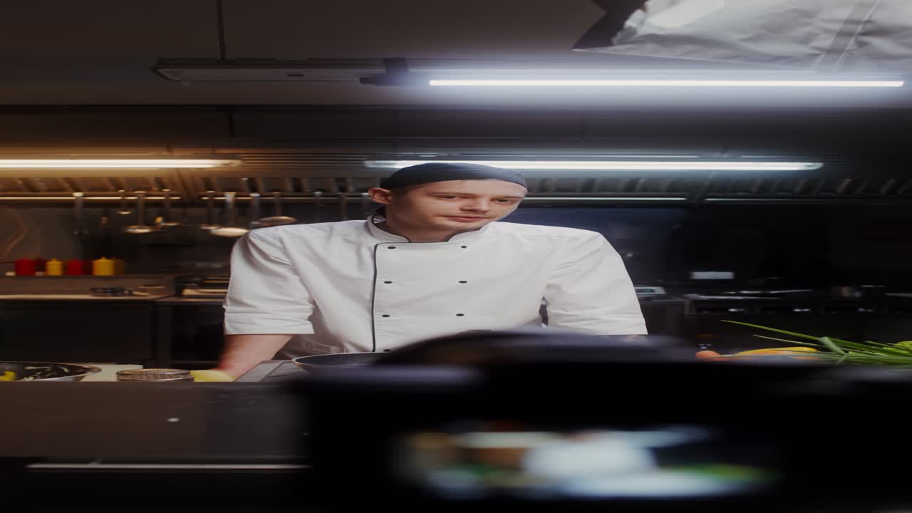 chef en la cocina filmando video de cocina