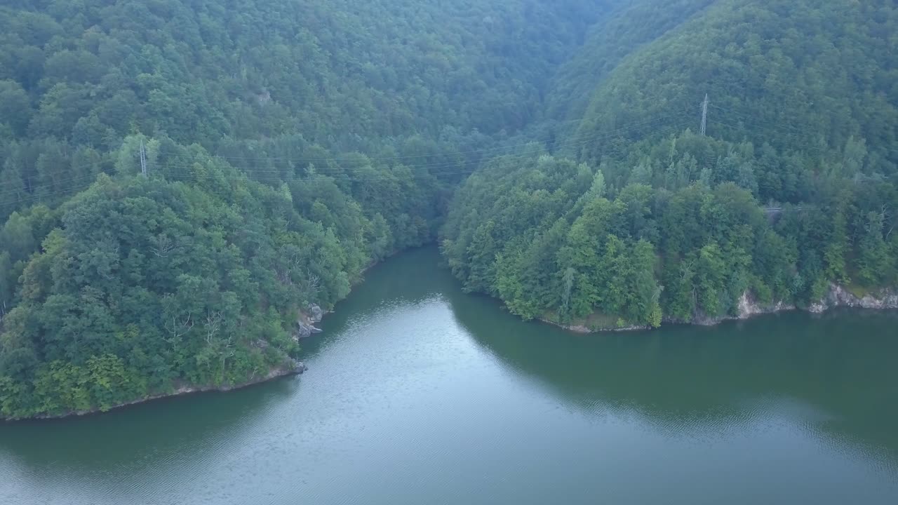 해가 떠오를 때 타르니타 호수의 고요하고 조용한 아침