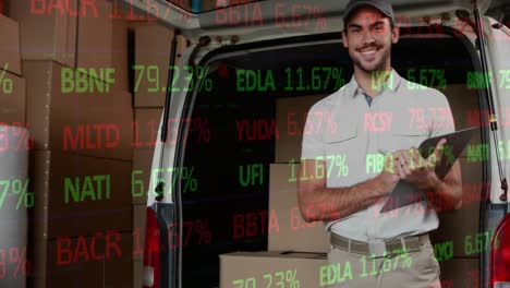 procesamiento de datos del mercado de valores contra el retrato del repartidor caucásico con el clipboard sonriendo