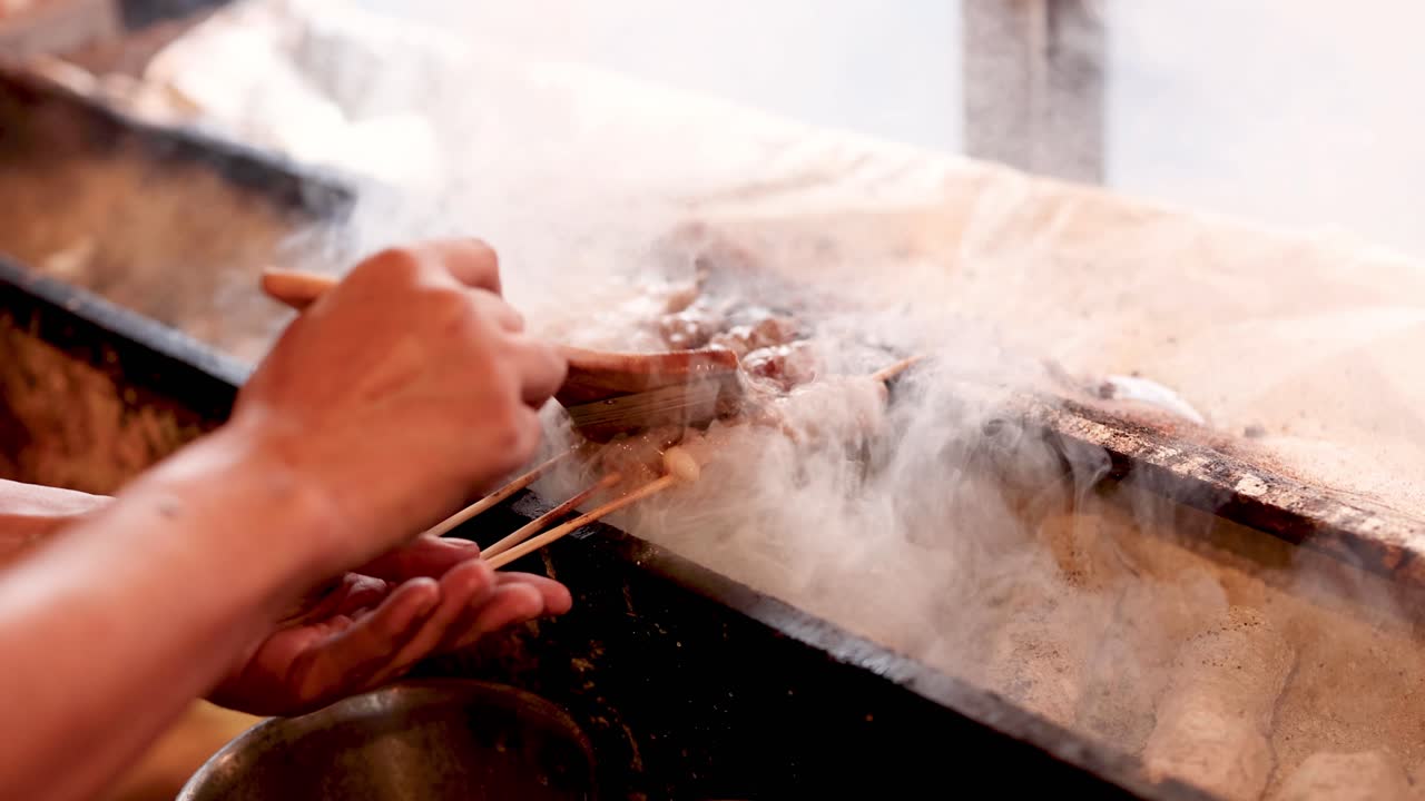 carne chisporroteante cocida en una superficie de piedra calentada