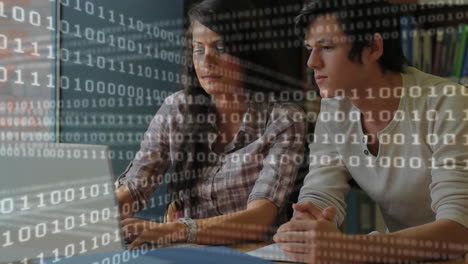 animación de código binario sobre dos personas que trabajan juntas en una computadora portátil